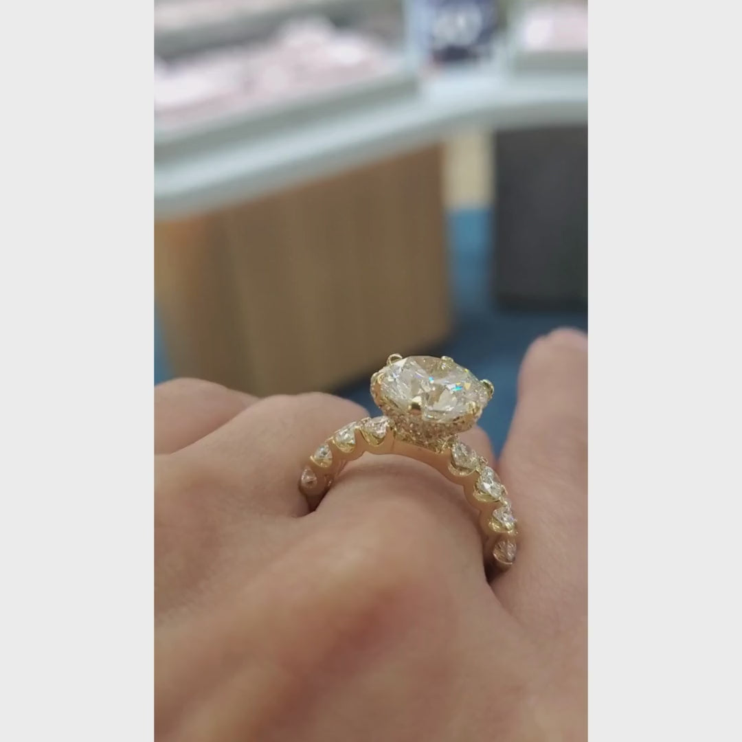 Round Brilliant Diamond Engagement Ring in 18K Yellow Gold | Pavé Band with Diamonds