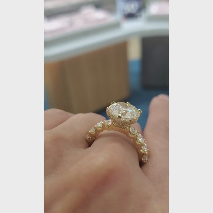 Round Brilliant Diamond Engagement Ring in 18K Yellow Gold | Pavé Band with Diamonds